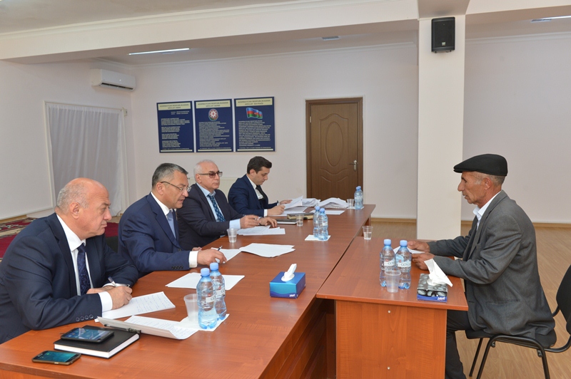 Rövşən Rzayev 200 nəfərə yaxın məcburi köçkünü qəbul edib - FOTO