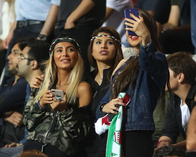 Qadın azarkeşlər hər kəsi mat qoydu -  Qısa şort, cırıq şalvar və... - FOTO