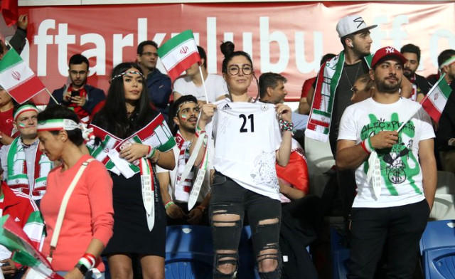 Qadın azarkeşlər hər kəsi mat qoydu -  Qısa şort, cırıq şalvar və... - FOTO