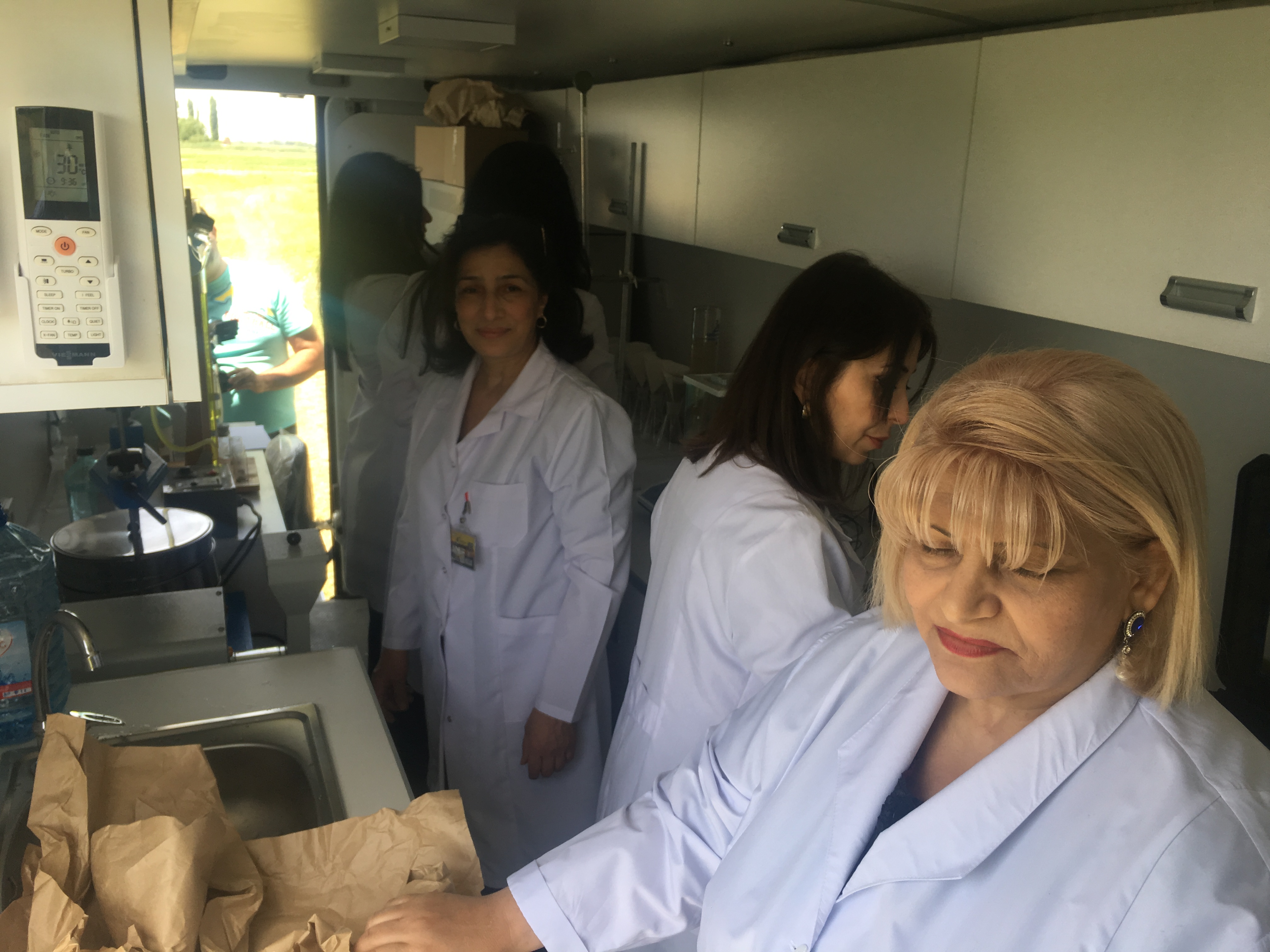 Mobil laboratoriyalar əkin sahələrində  