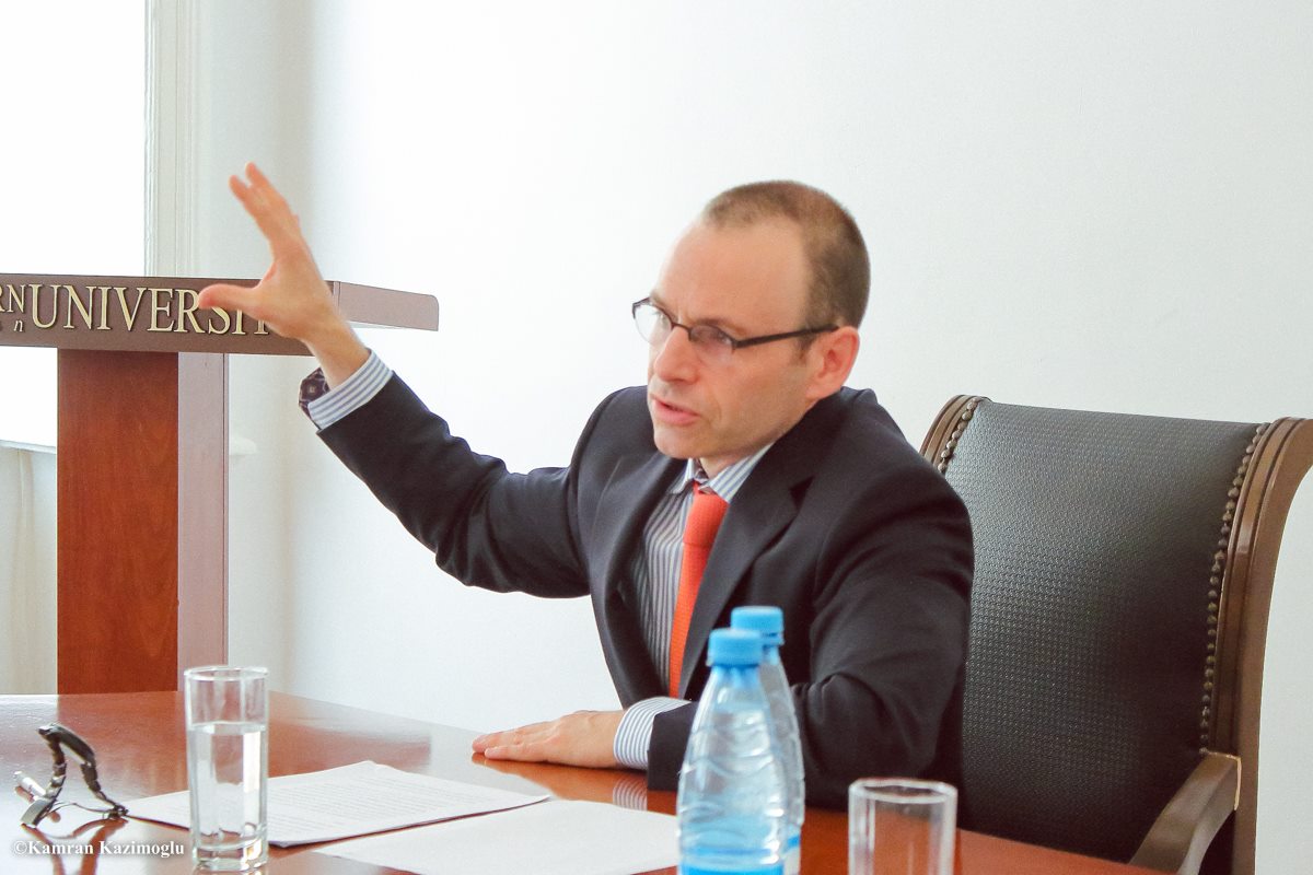 Amerikalı professor Qərbi Kaspi Universitetində  - FOTO