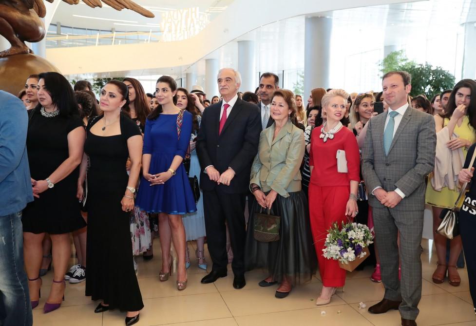 Prezidentin qızı sərgidə - FOTOLAR