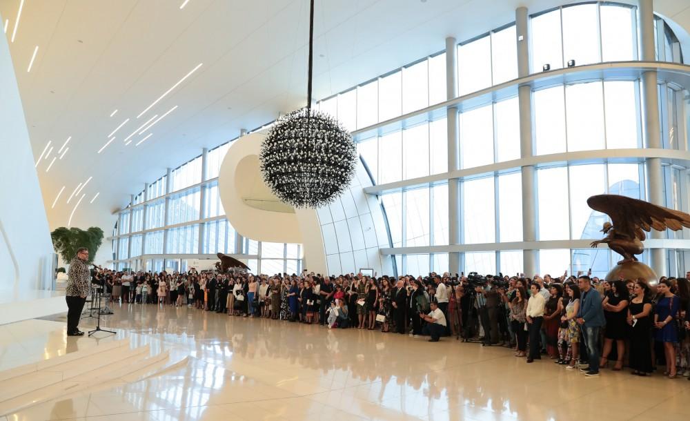 Prezidentin qızı sərgidə - FOTOLAR