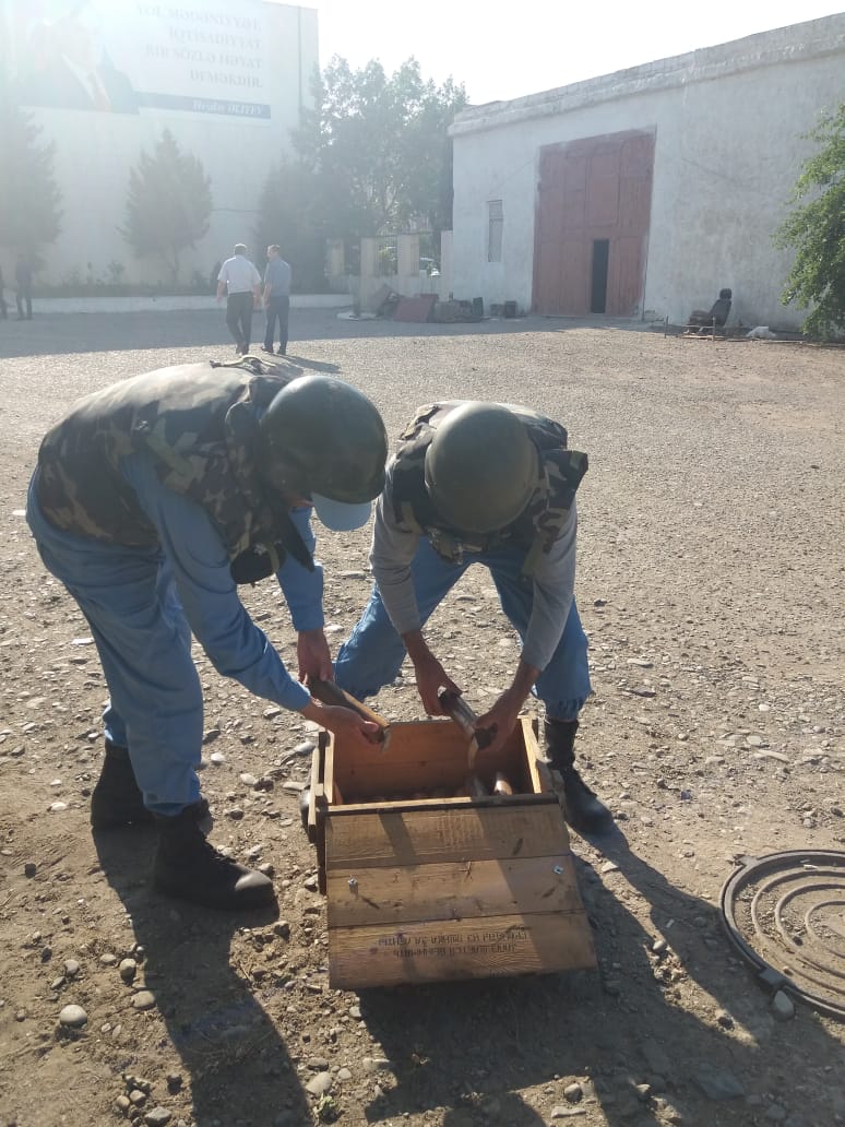 Bakıda TƏCİLİ ƏMƏLİYYAT:  21 ədəd qumbara tapıldı - FOTO