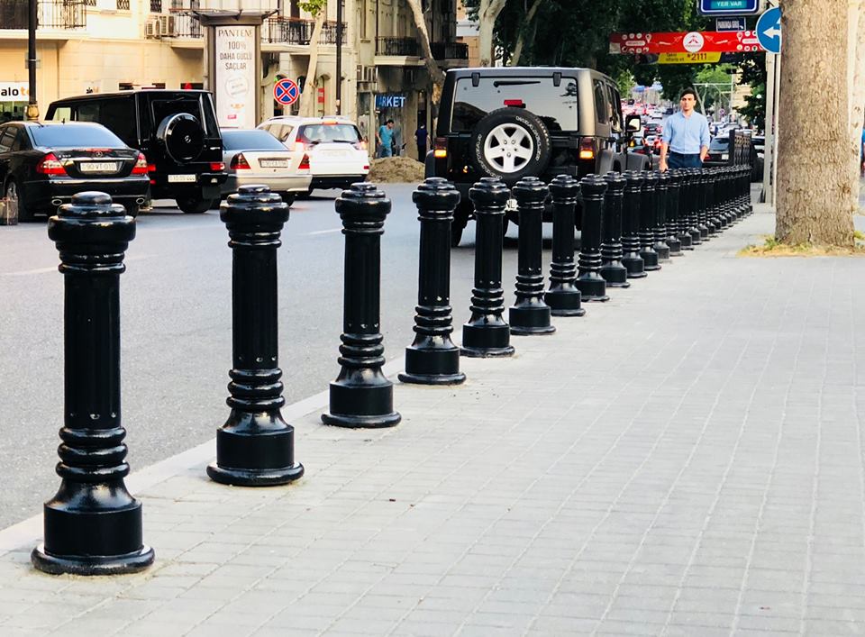 Maşınlarını səkidə park edənlərin    NƏZƏRİNƏ - FOTOLAR