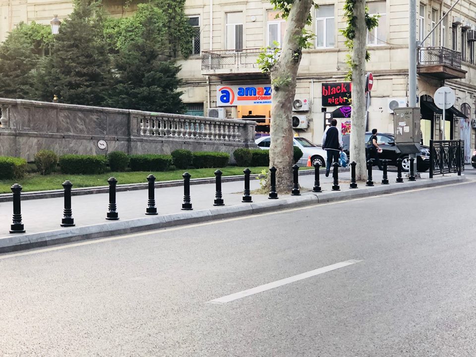 Maşınlarını səkidə park edənlərin    NƏZƏRİNƏ - FOTOLAR
