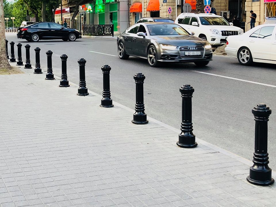 Maşınlarını səkidə park edənlərin    NƏZƏRİNƏ - FOTOLAR