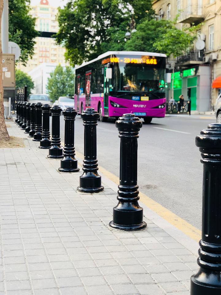 Maşınlarını səkidə park edənlərin    NƏZƏRİNƏ - FOTOLAR