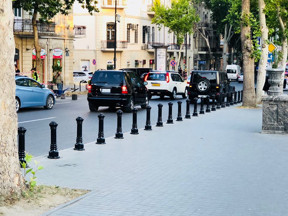 Maşınlarını səkidə park edənlərin    NƏZƏRİNƏ - FOTOLAR