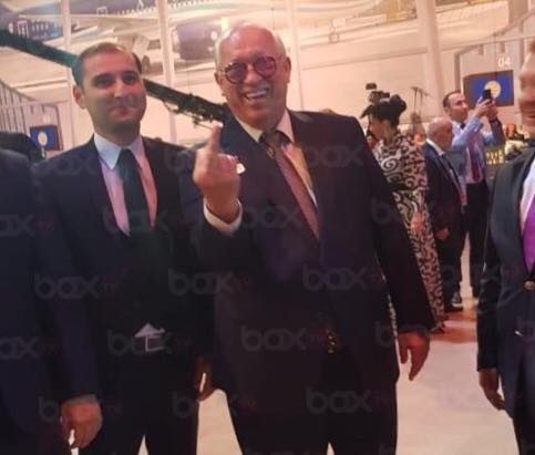 Cahangir Əsgərovdan utandırıcı hərəkət:  barmağını göstərdi - FOTO