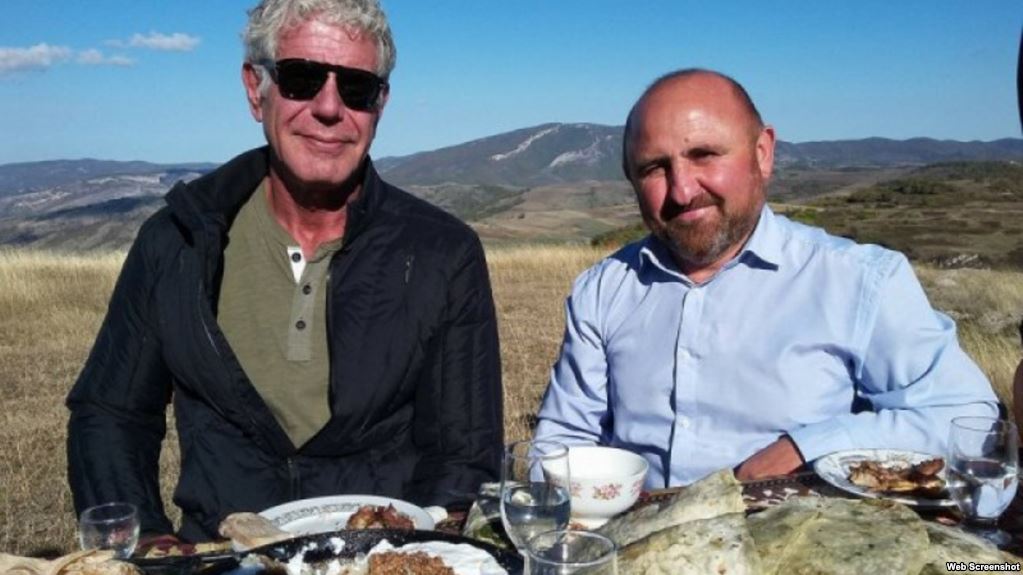 Xarici İşlər Nazirliyinin qara siyahısında olan aparıcı intihar etdi  - FOTO 