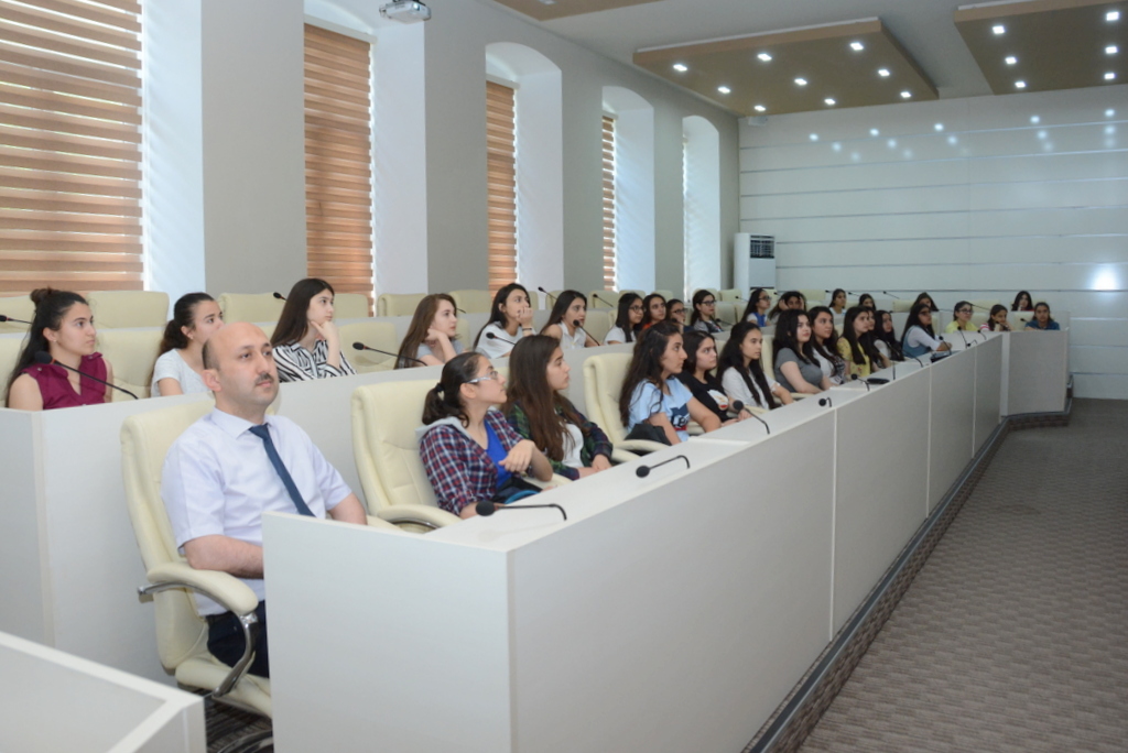 700 bal toplayan abituriyent UNEC-də    - FOTOLAR