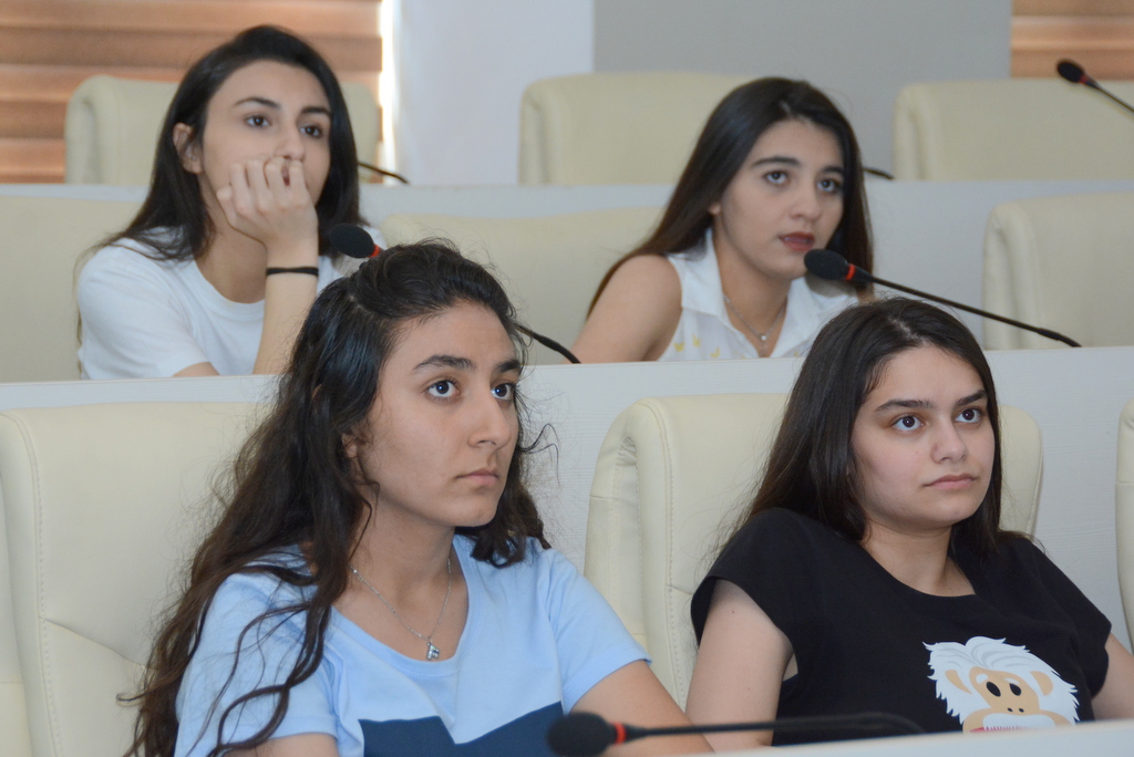 700 bal toplayan abituriyent UNEC-də    - FOTOLAR