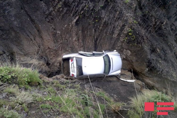 İstirahət üçün Xınalığa getdilər -  Güclü sel maşını dərəyə aşırdı (FOTO)