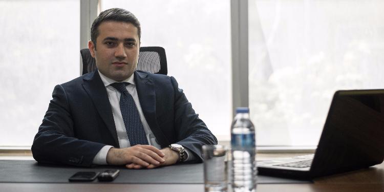 Məşhur bankın sədr müavini 100 milyonu götürüb,   ölkədən qaçdı - FOTO