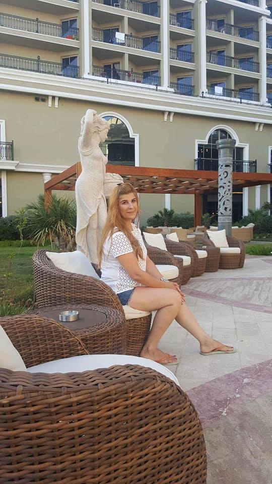 Aparıcıdan şort geyinən qızlara dəstək:  Keçin hücuma, gözləyirəm