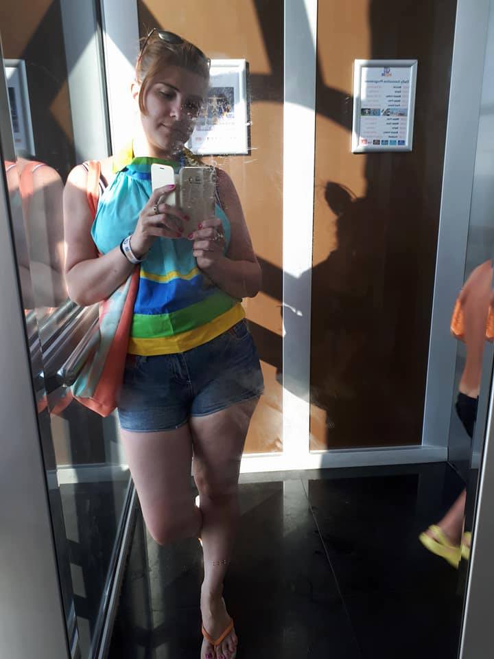 Aparıcıdan şort geyinən qızlara dəstək:  Keçin hücuma, gözləyirəm