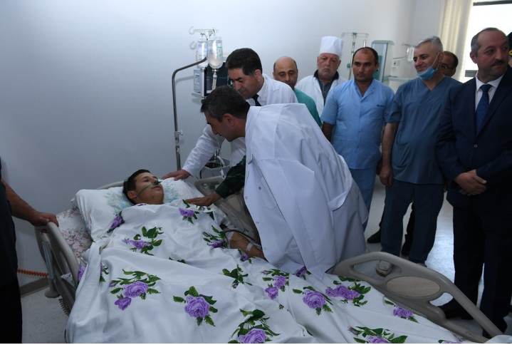 General təcili insident olan əraziyə gedib,   yaralı əsgəri ziyarət etdi (FOTOLAR)