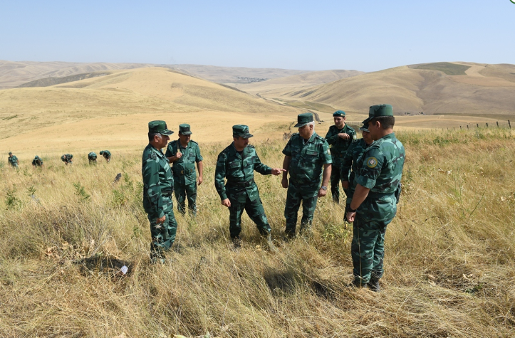 General təcili insident olan əraziyə gedib,   yaralı əsgəri ziyarət etdi (FOTOLAR)