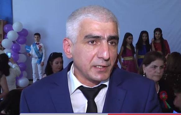 Bakıda məktəbdə BİABIRÇILIQ:   Direktor şagirdlərə məcbur təltifnamə satır (FOTO)