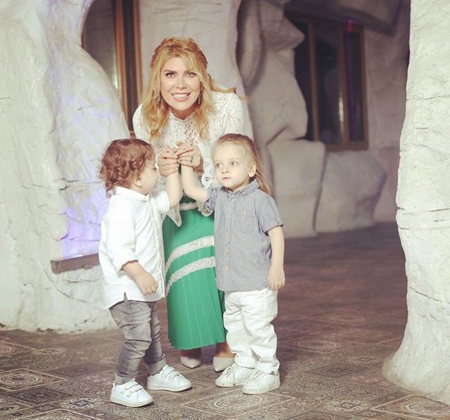 Xoşqədəm Hidayətqızı əkizləri ilə -   FOTOLAR