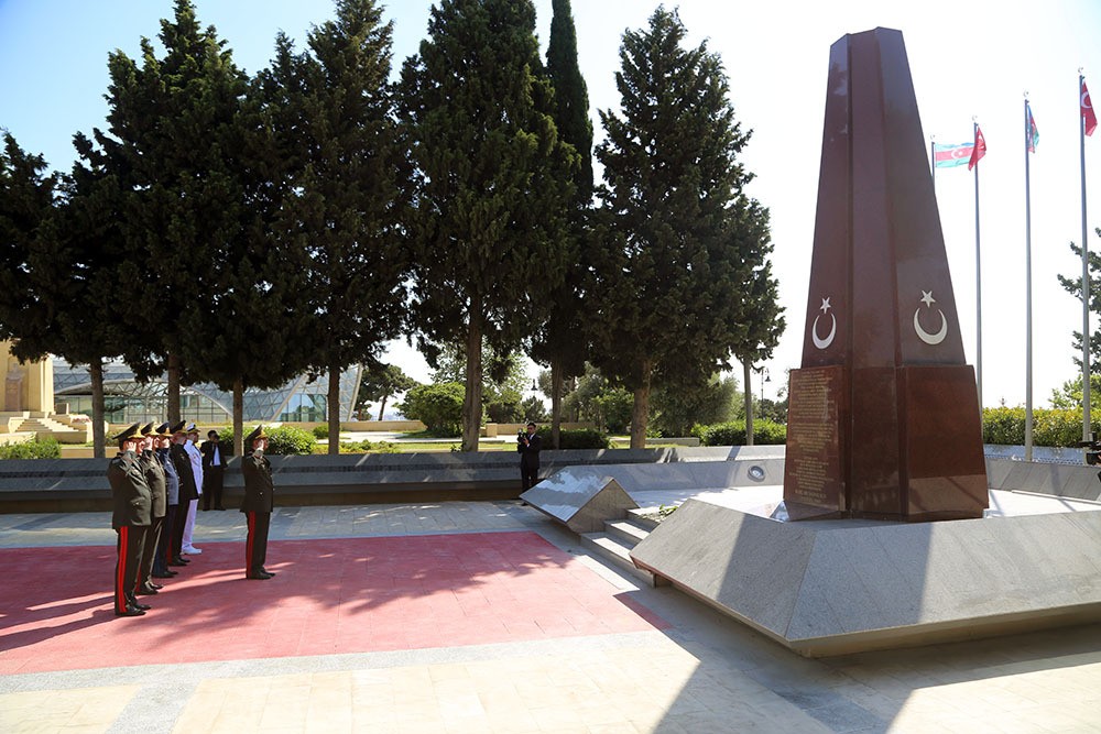 Zakir Həsənov və generallar   Fəxri və Şəhidlər Xiyabanlarında (FOTO)
