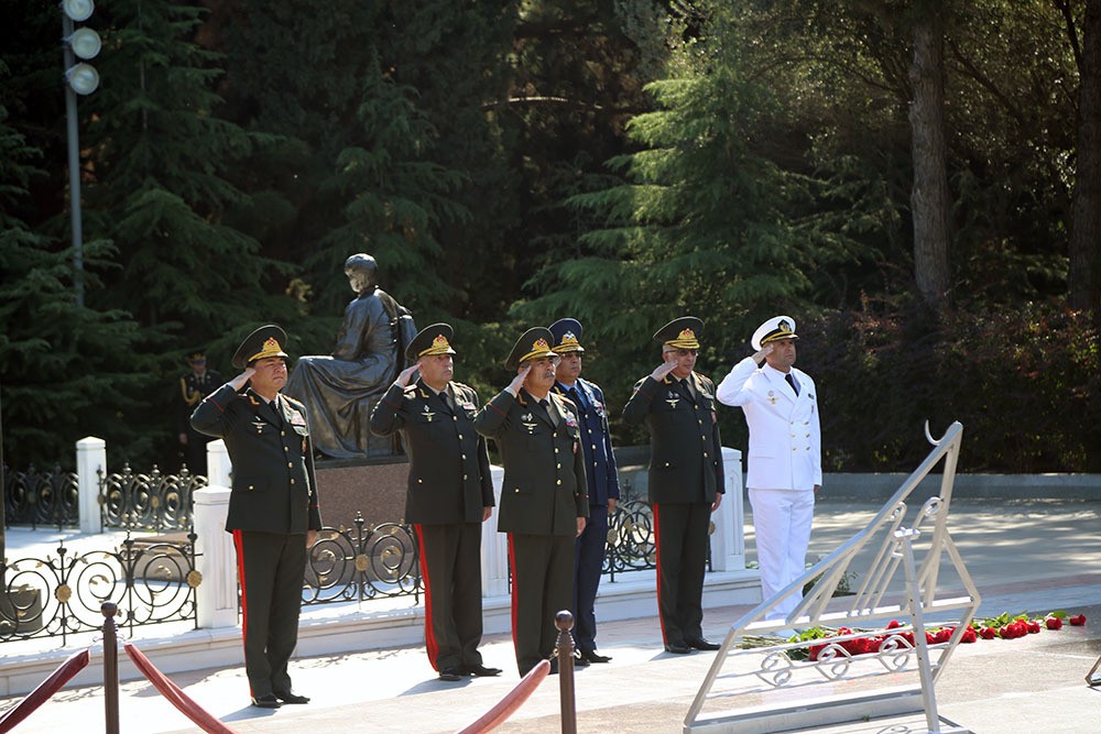 Zakir Həsənov və generallar   Fəxri və Şəhidlər Xiyabanlarında (FOTO)