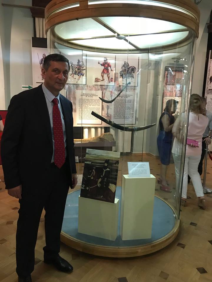 Qacarın qılıncı sərgiyə çıxarıldı  - FOTO