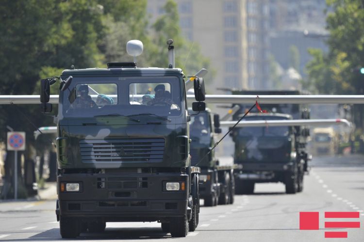 Möhtəşəm hərbi paraddan    FOTOLAR