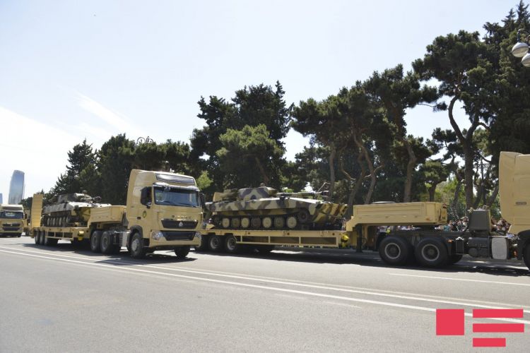 Möhtəşəm hərbi paraddan    FOTOLAR