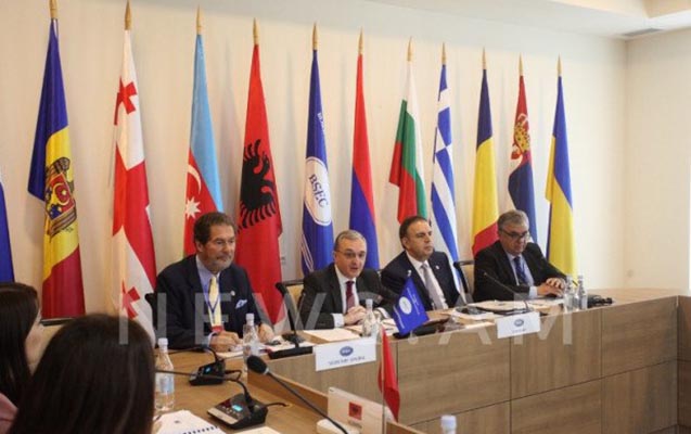 Azərbaycanın nazir müavini  İrəvanda - FOTO