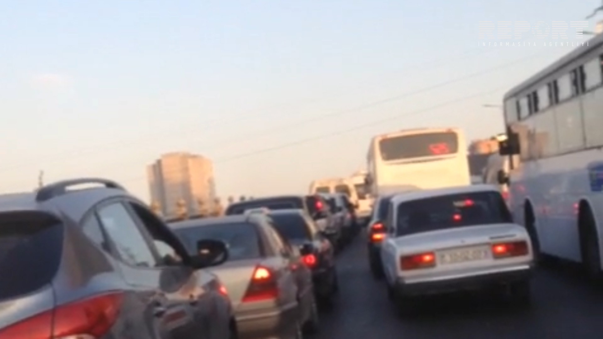Bakı-Sumqayıt avtomobil yolunda tıxac yaranıb,   sərnişinlər paytaxta piyada gəlir -VİDEO + FOTO