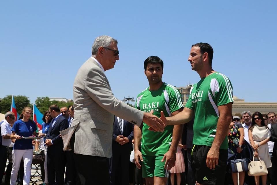 Üzgüçülük estafeti keçirildi  - FOTOLAR