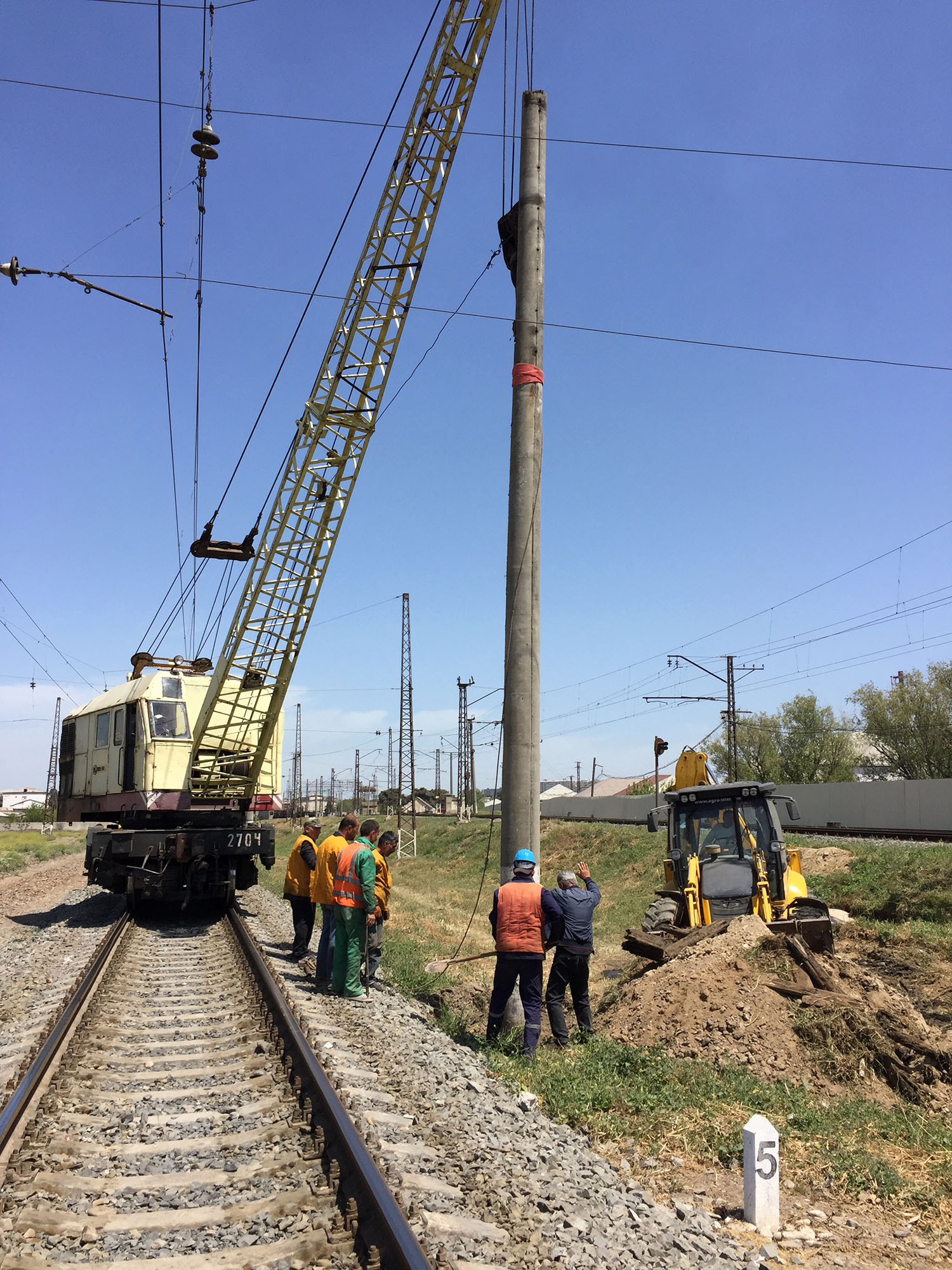Dəmir yolu xəttinin elektrik təchizatı sistemi əsaslı təmir olunur  - FOTOLAR