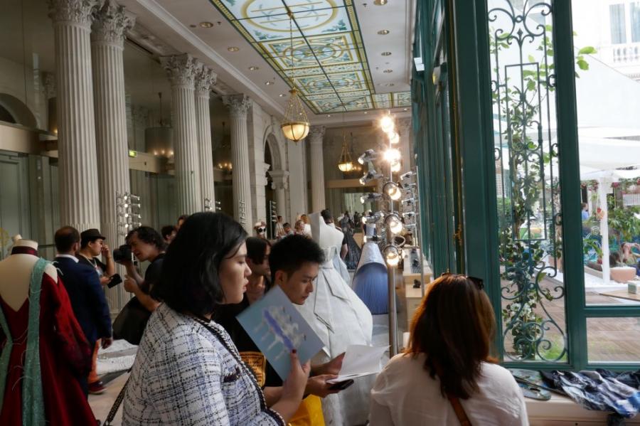 Elman Rüstəmovun qızı Parisdə dəfilə keçirdi - FOTOLAR