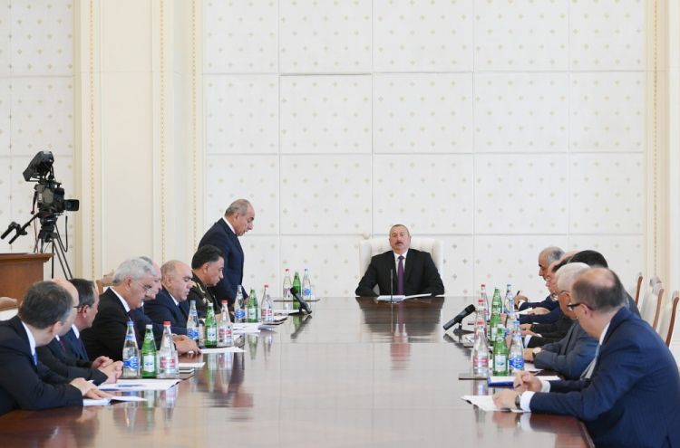 Ölkənin enerji sistemində yaranmış vəziyyətlə əlaqədar müşavirə keçirildi -  FOTOLAR