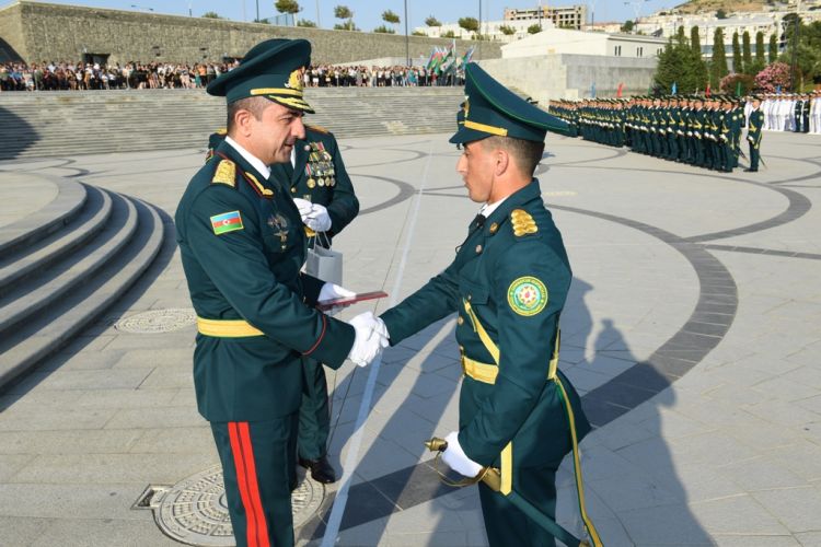 Gənc zabitlər and içdilər   - FOTO 