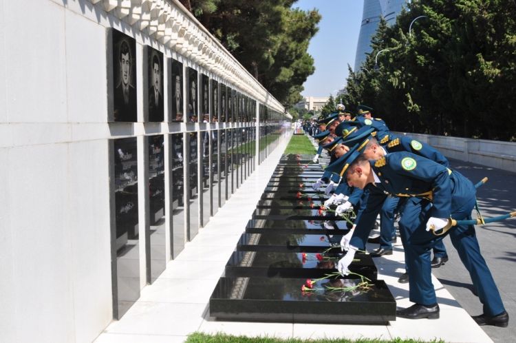 Gənc zabitlər and içdilər   - FOTO 