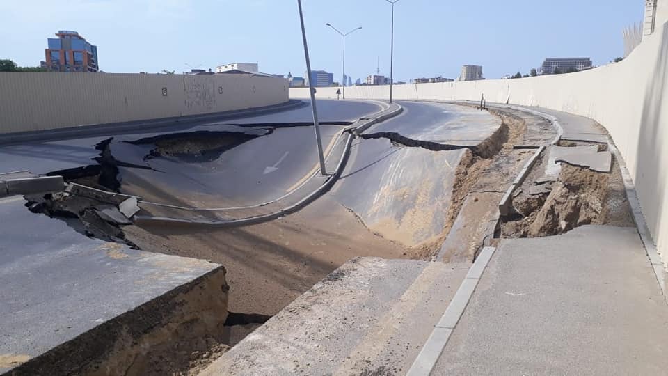 Bakıda yol belə çökdü:  Səbəbi metro tikintisidir (RƏSMİ-2)