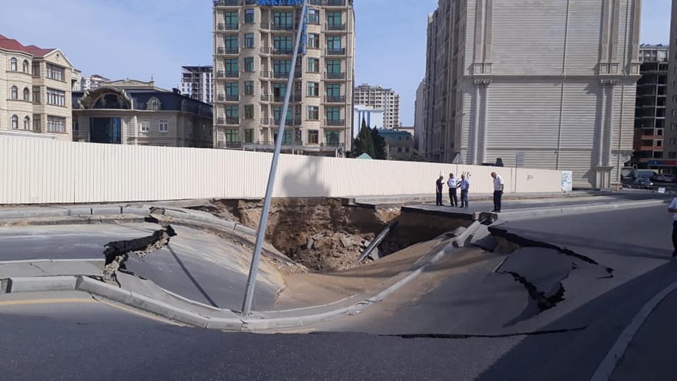 Bakıda yol belə çökdü:  Səbəbi metro tikintisidir (RƏSMİ-2)