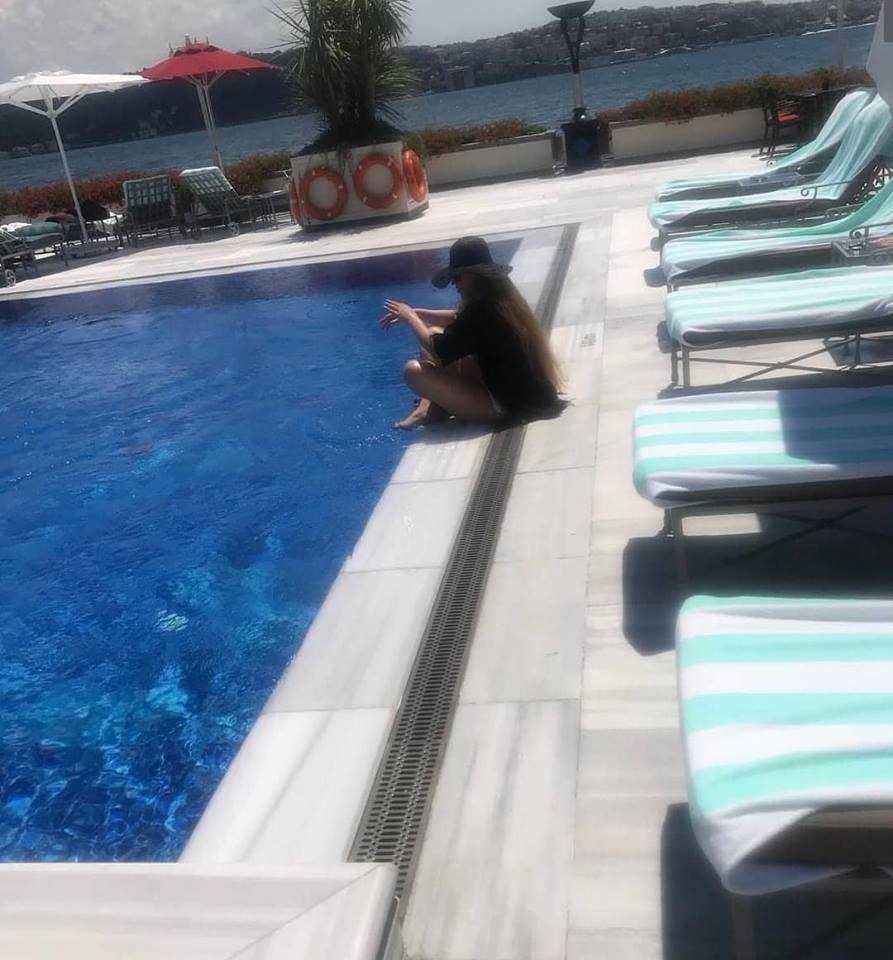 Hamilə Rəqsanə bikinidə    - FOTO