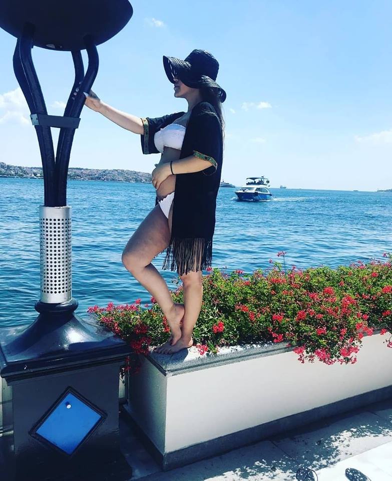 Hamilə Rəqsanə bikinidə    - FOTO