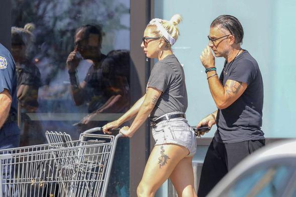 Ledi Qaqa sevgilisi ilə alış-verişdə -  FOTO