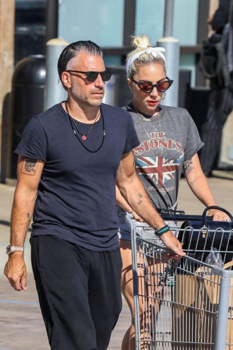 Ledi Qaqa sevgilisi ilə alış-verişdə -  FOTO