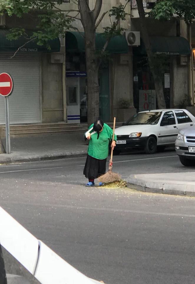 Bakıda ürəkağrıdan MƏNZƏRƏ:   Qolu qırılmış qadına küçəni təmizlədirlər (FOTO)