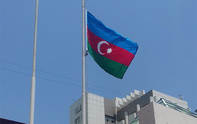 Məhkəmədən cırıq bayraq fotosu ilə bağlı açıqlama   - FOTOLAR