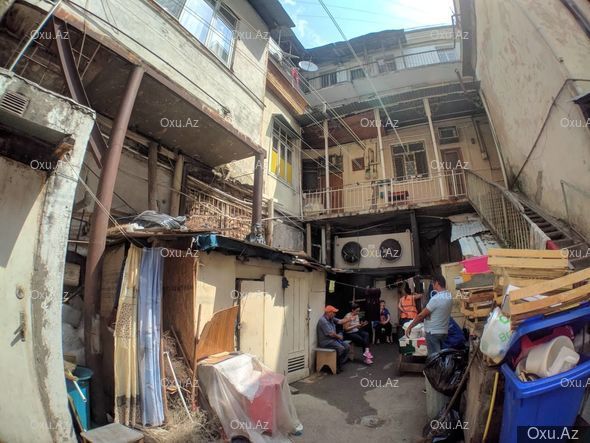 Qolu sarğılı süpürgəçi qadın kimdir?   - FOTOLAR