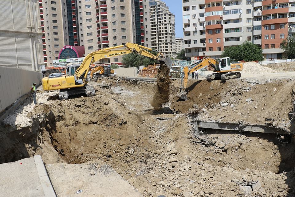 Bakıda çökən yolun altında ikimərtəbəli tikili tapıldı    - FOTOLAR