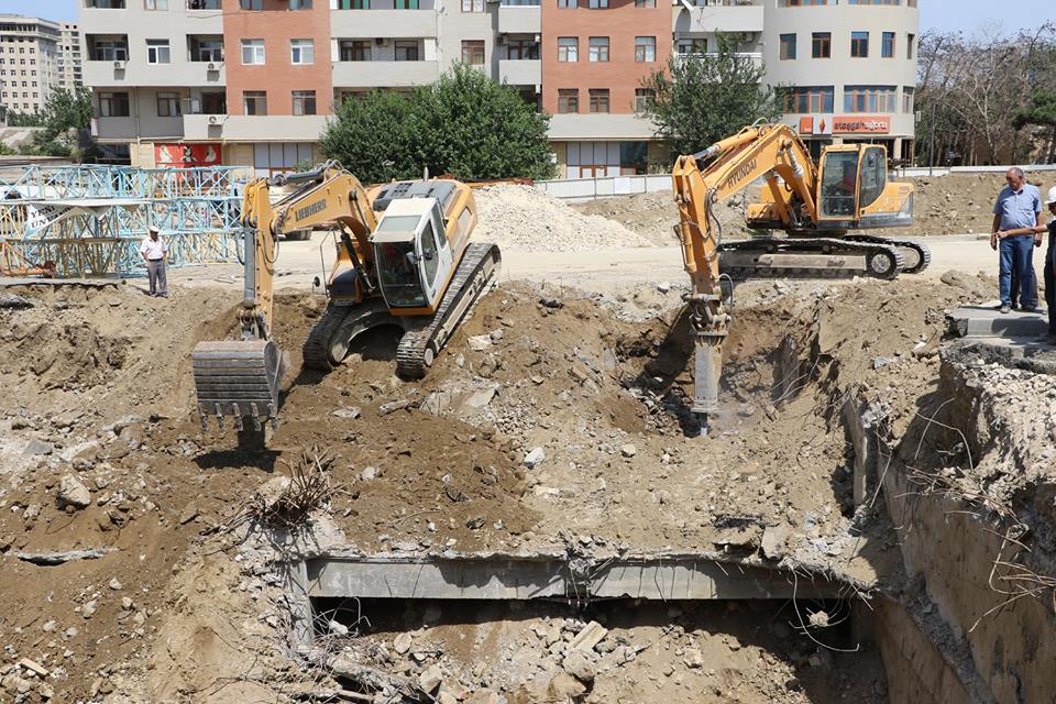 Bakıda çökən yolun altında ikimərtəbəli tikili tapıldı    - FOTOLAR