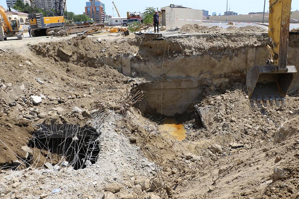 Bakıda çökən yolun altında ikimərtəbəli tikili tapıldı    - FOTOLAR